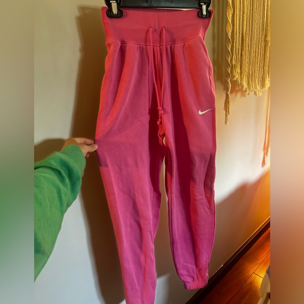 Nike Women's High-Waisted Oversized Sweatpants Pink